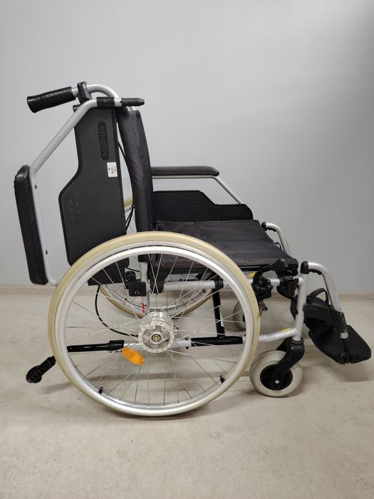 Carucior cu rotile pliabil/fotoliu rulant persoane cu dizabilitati.047