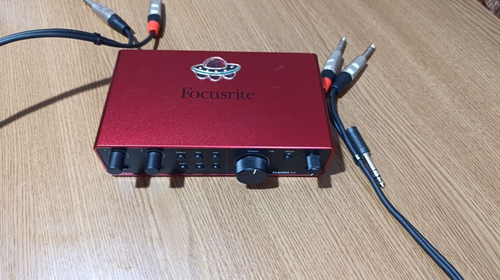 Focusrite Scarlett 2i2 Studio 4th Gen + Microfon + Căsti -  Ca Nou