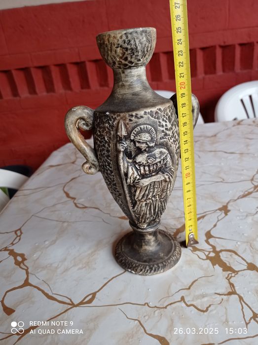 Старинна ваза за цветя