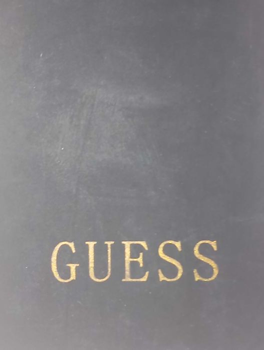 Продавам калъф за Iphone 11 pro на GUESS