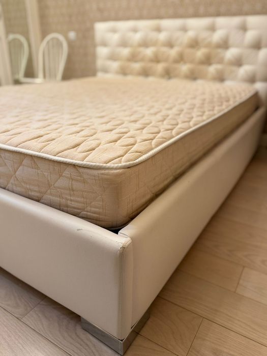 Кровать двухспальная с матрасом