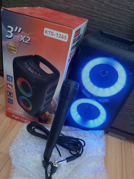 Vând boxa portabila cu lumini RGB  la cutie nouă