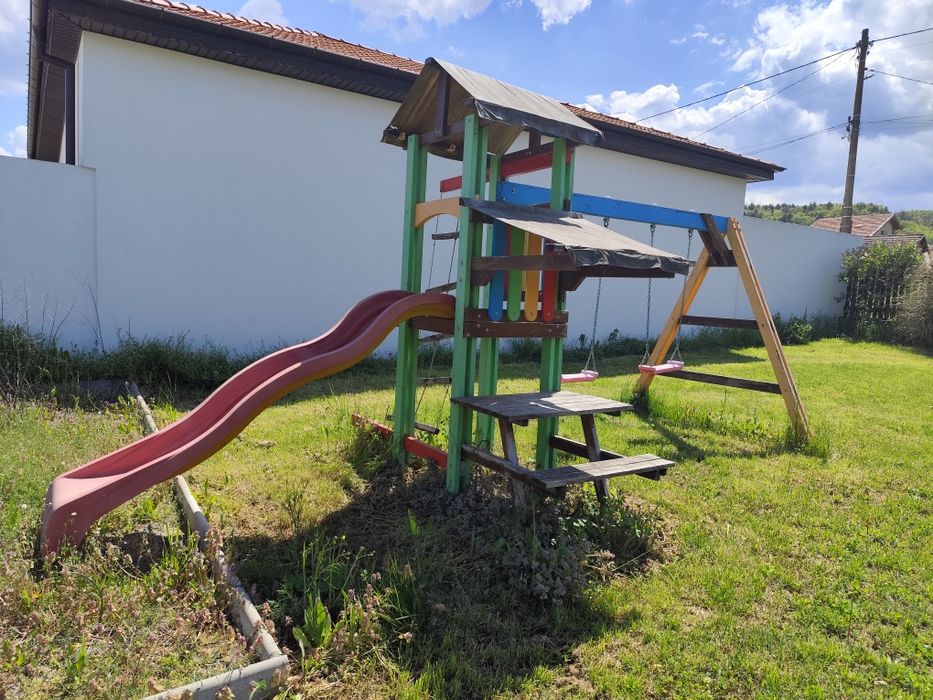 Детски люлки и пързалка