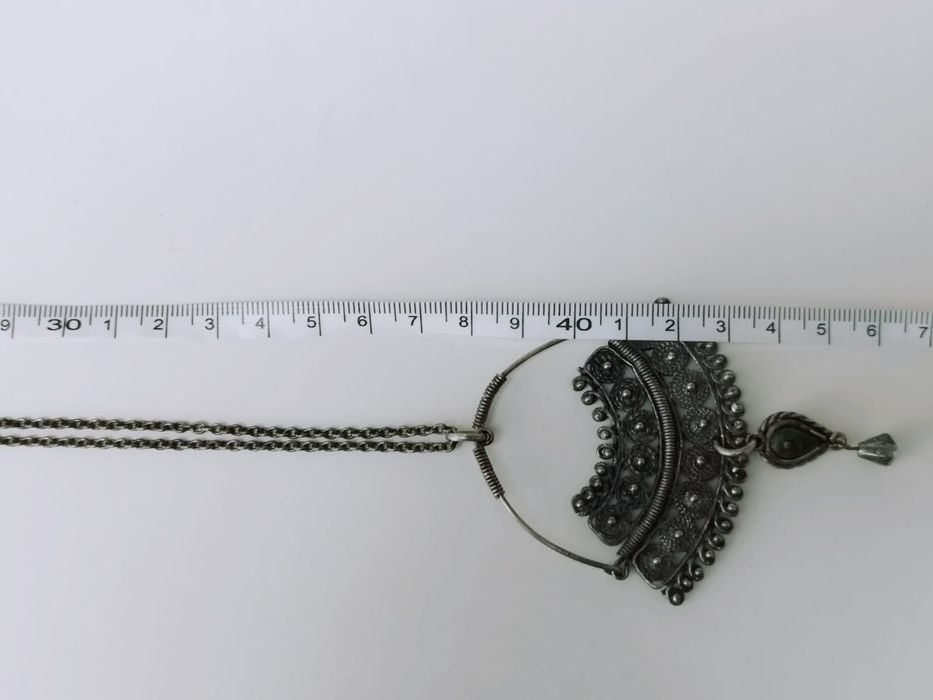 Colier vechi tribal/etnic argintiu oxidat cu pandantiv filigranat