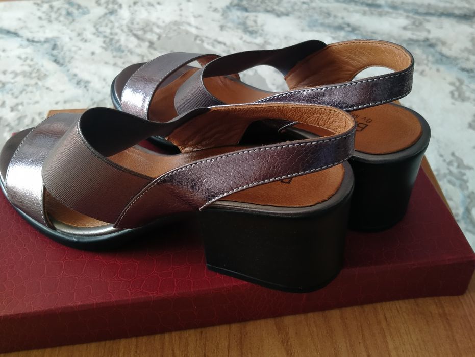 Продам босоножки