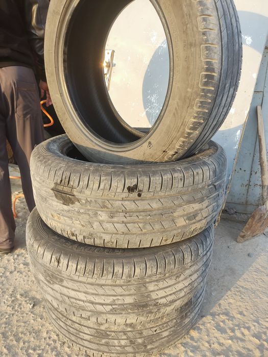 Шина 215/55R17  продам