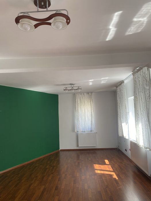 De inchiriat/vanzare casă spațioasă: ideală pentru locuință sau activități comerciale