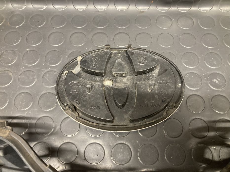 Решетки и емблема за тойота ярис/Toyota yaris 06-11г