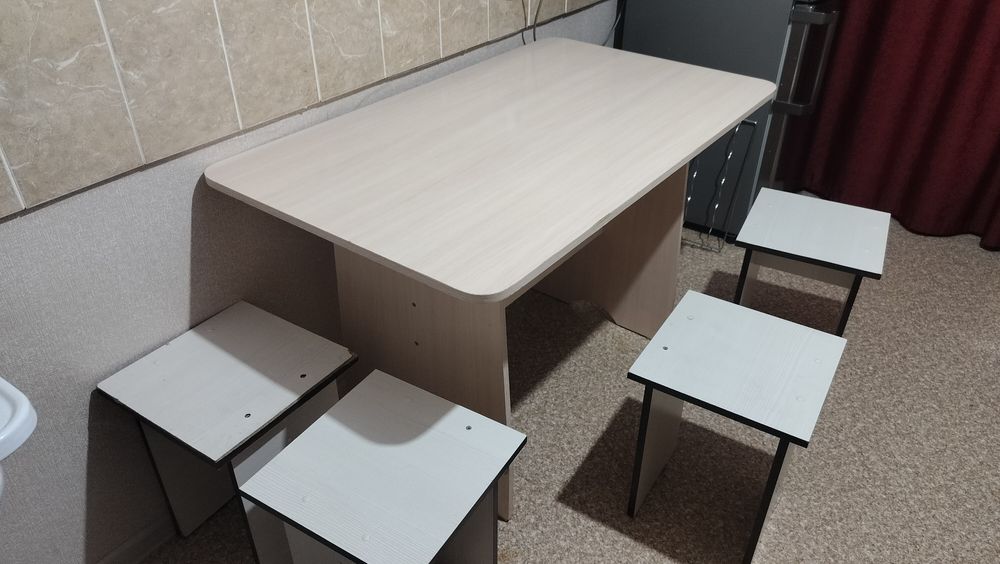 Стол обеденный с табуретками