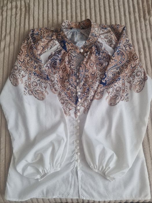 Compleu dama bluza pantalon..este nou fara eticheta.