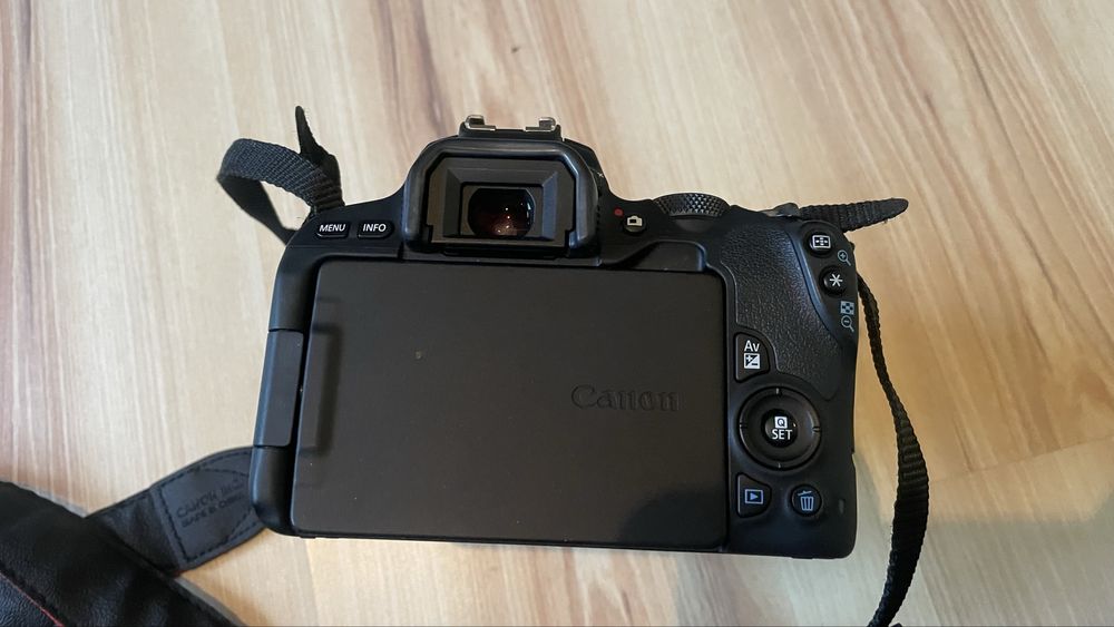 Canon EOS 200D с обектив 18-55mm