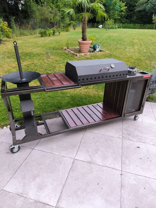 Grătar cu blat de lucru și arzător pe gaz