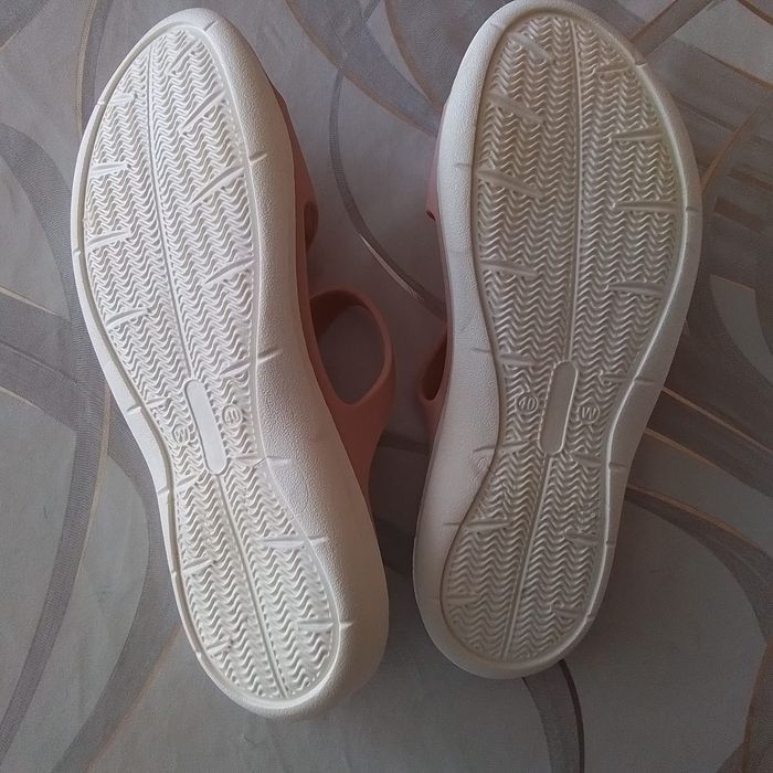 Летние резиновые сланцы.