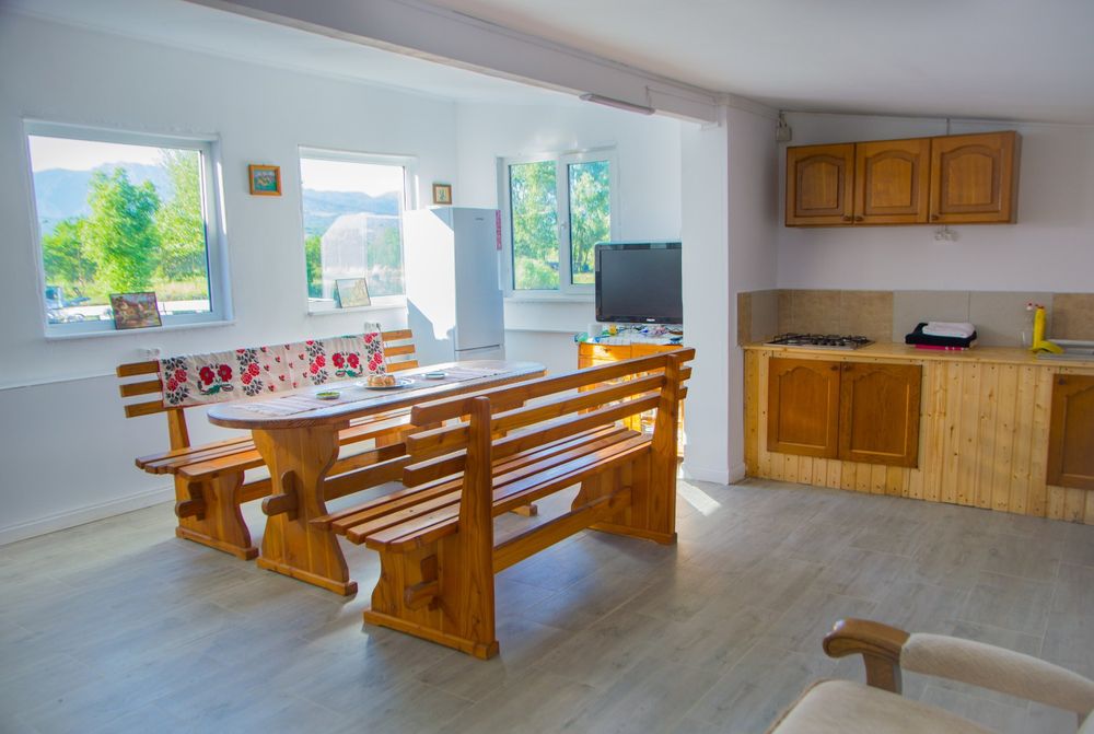 Inchiriez pensiune calimanesti caciulata 4 camere lac pescuit