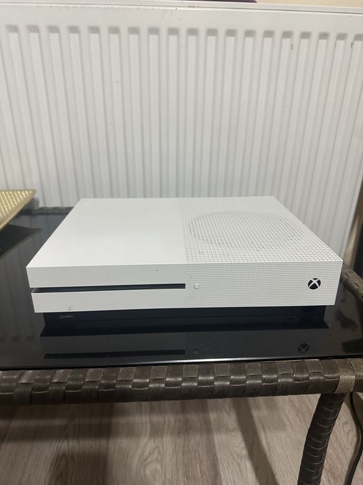 Xbox one S 1tb + 4 jocuri + cabluri