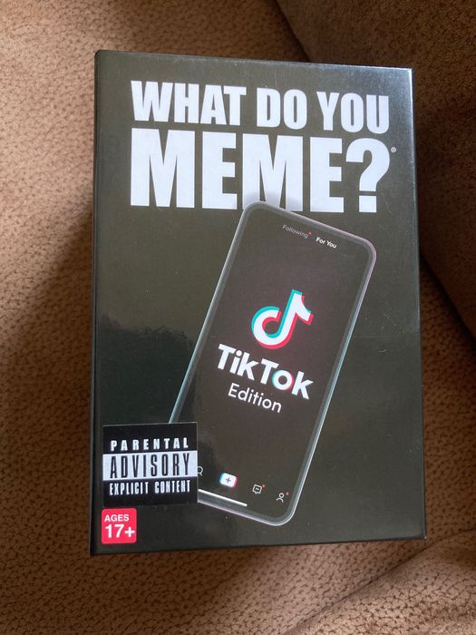 Настолна игра What Do You Meme? (TikTok Meme Edition) - Парти игра