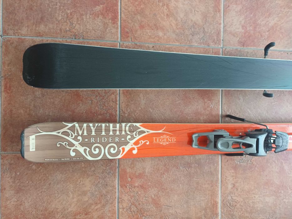 Schiuri de tura, clapari, piei de foca, legaturi, casca