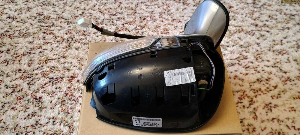 Oglindă originală stânga Toyota Avensis T27, 2014 cu două motorașe.