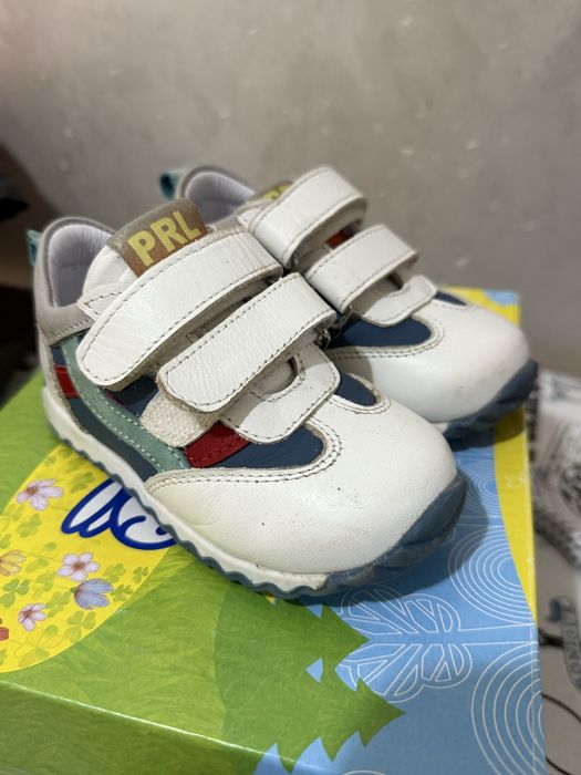 Продам детские кроссовки