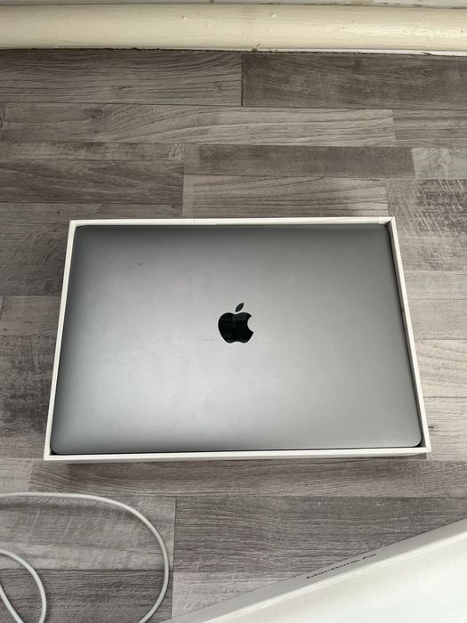 Макбук эйр 2020 ,  256 гигабайт core i3.