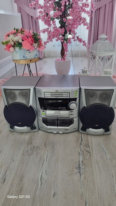 Vând combina muzicală JVG