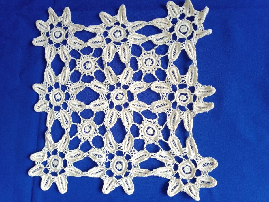Față de masă rotundă din macrame