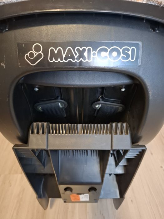 Универсално детско столче за кола Maxi Cosi.