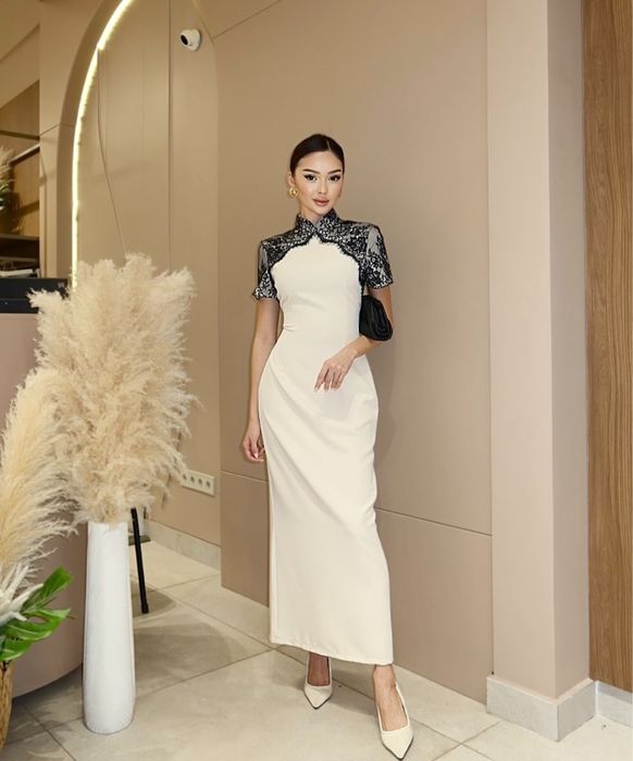 Белое платье с черными плечями