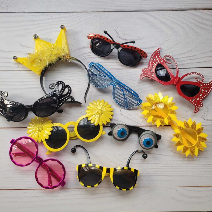 Маски, шляпы, костюмы, очки