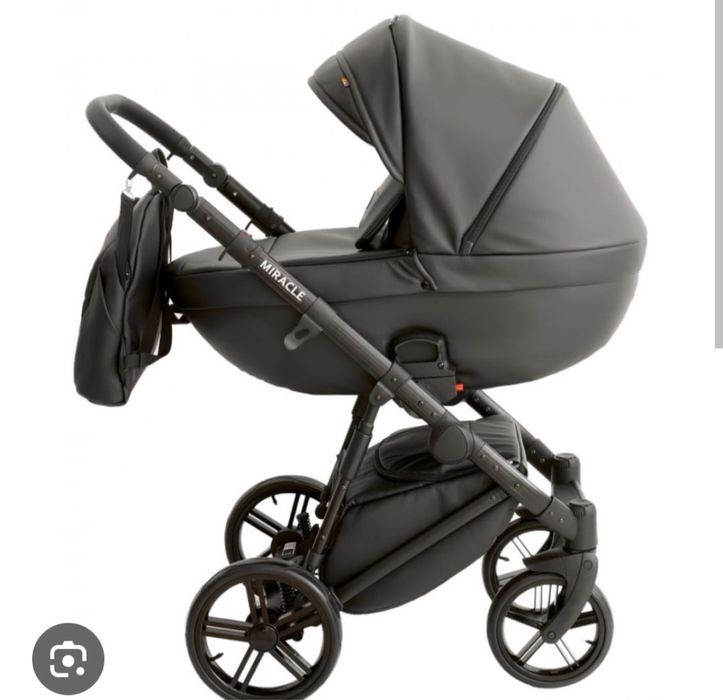 Коляска черная