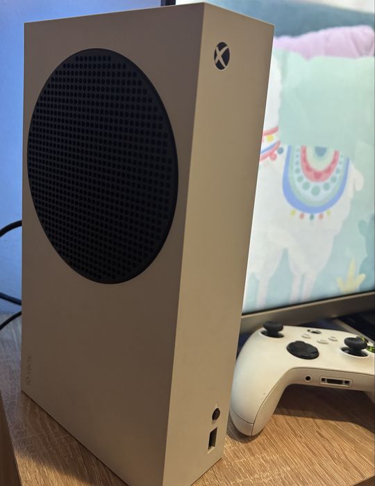 Продавам хбокс серия с бял