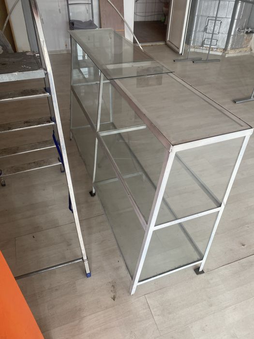 Vitrine sticla din cornier