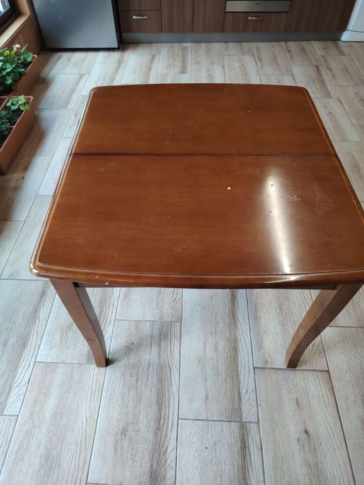 Дървени маси 2 бр.