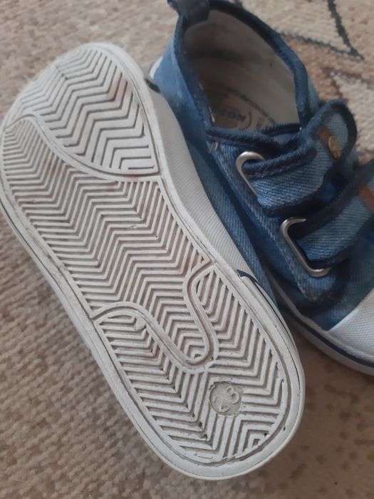 Продам детскую обувь