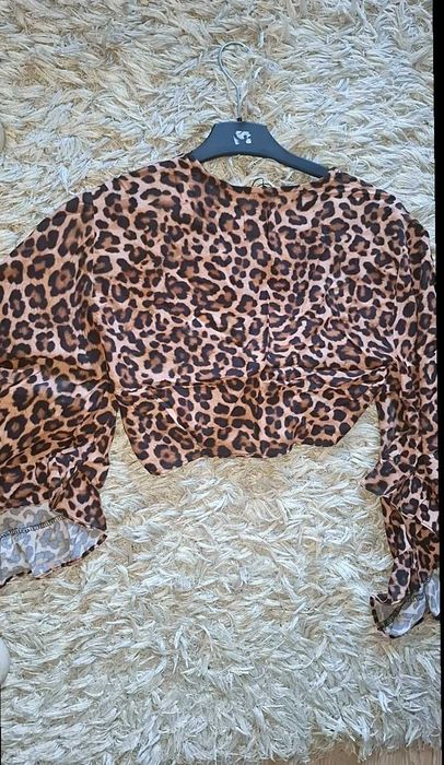 Top Leopard Crop – Piesa de rezistență a ținutei tale!