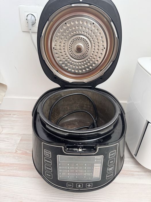 Отдам б/у мультиварку