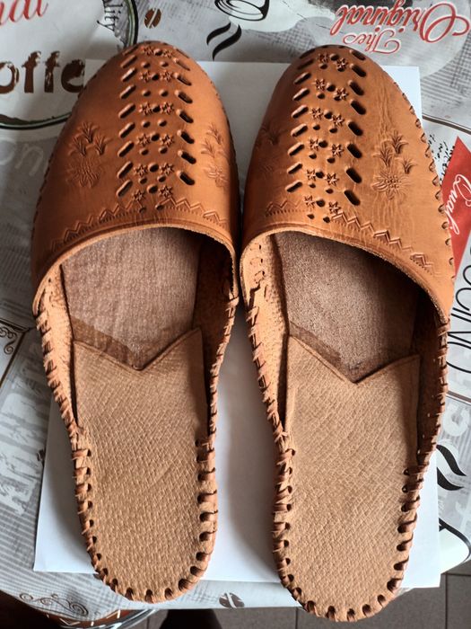 Saboti piele naturala lucrat manual.