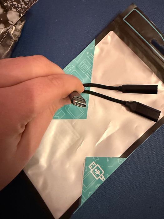 2-в-1 USB-C Адаптер: За слушалки (3.5mm) + Бързо зареждане