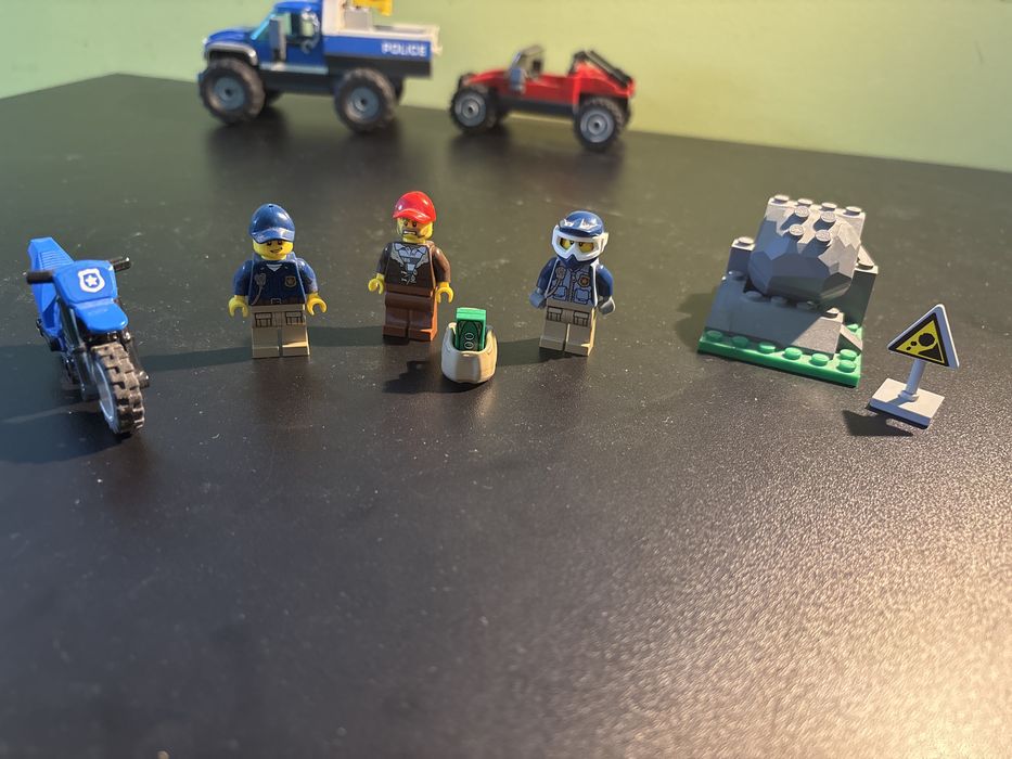 LEGO City 60172- Urmarire pe drumul accidentat, cu minigigurine si instructiuni