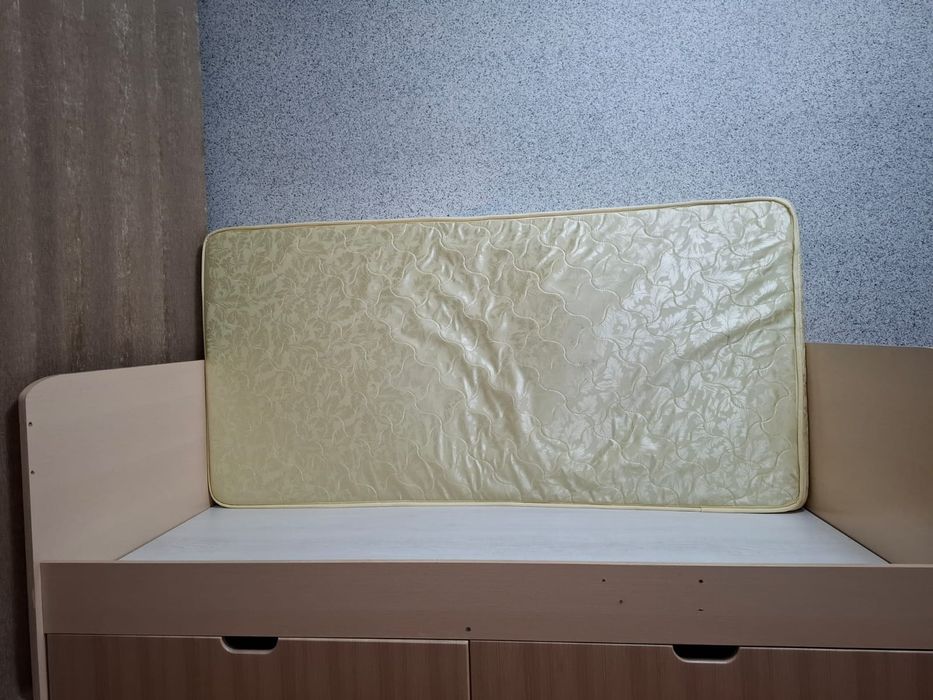 Кравать одна местная матрас 80x190 есть бортик только он отдельно