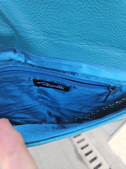 Чанта клъч тюркоазен цвят с блестящ череп и синджир за дълга дръжка