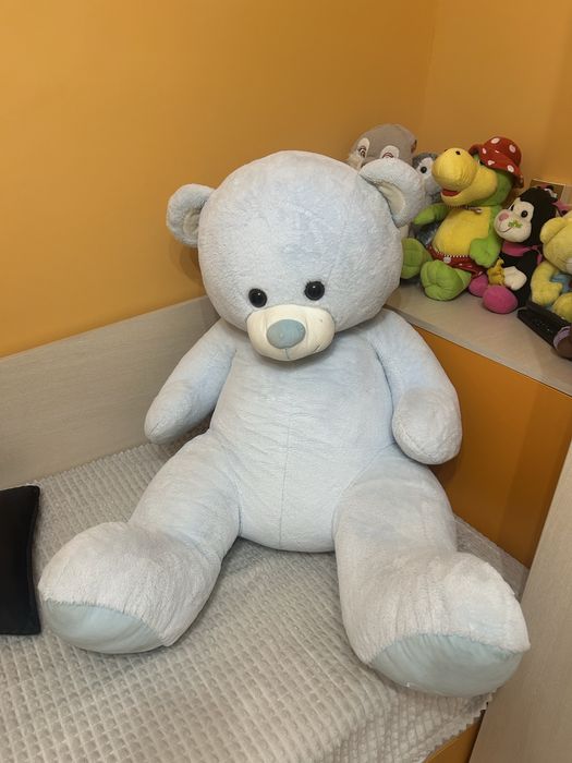 Огромна плюшена мечка
