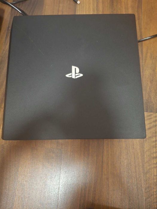 Playstation 4 Pro + 2 джойстика и 7 игри