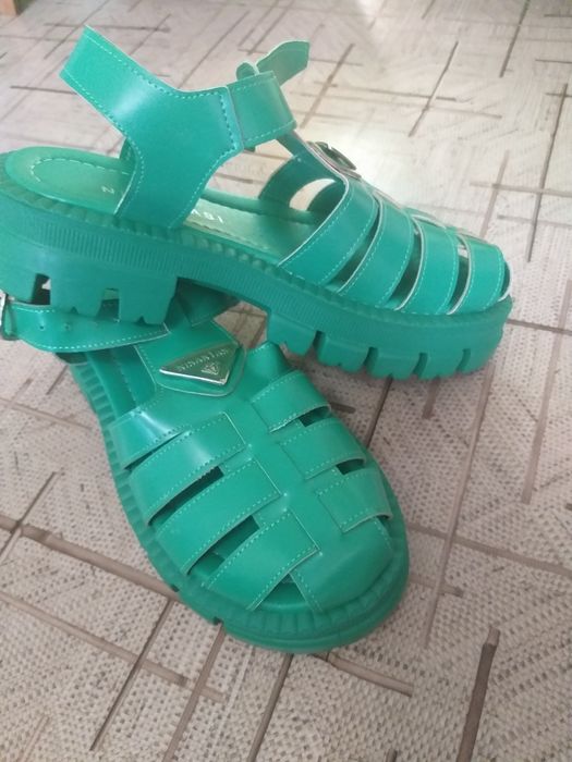 Продаются сандалии