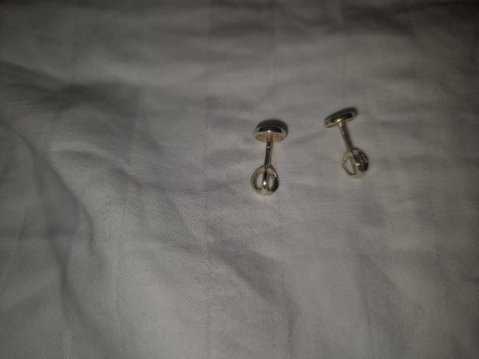 Золотые гвоздики с бриллиантами.