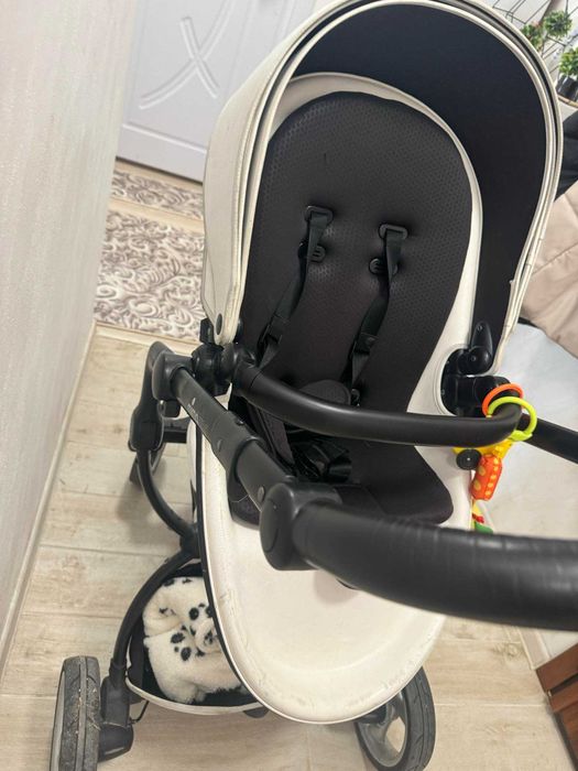 Количка мима хари