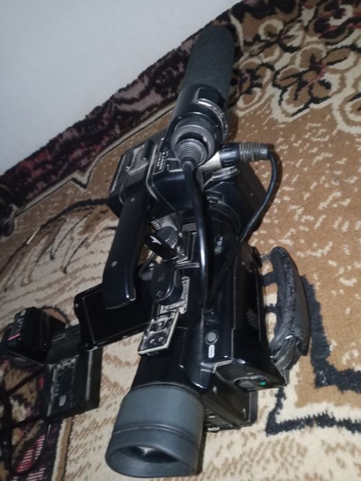 Camera sotiladi 2ta batteryka 1 ta zaryatchik xotira 96gb.Mikrafonibor