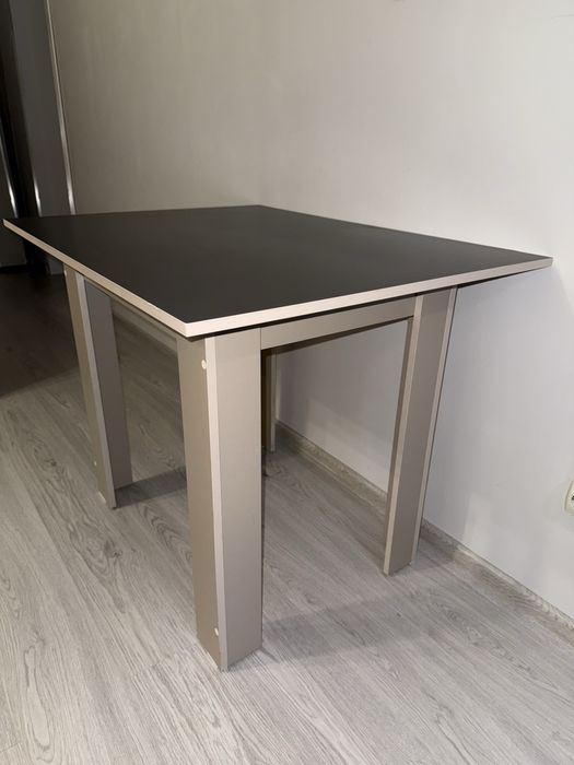 Обеденный стол в идеальном состоянни