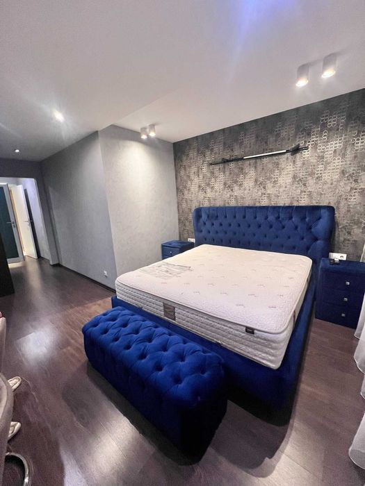 Луксозно тапицирано легло с две нощни шкафчета и табуретка тип пейка