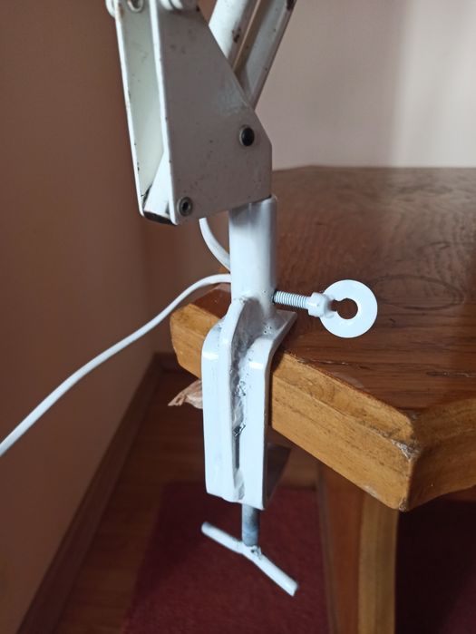 Lampă industrială cu arcuri albă